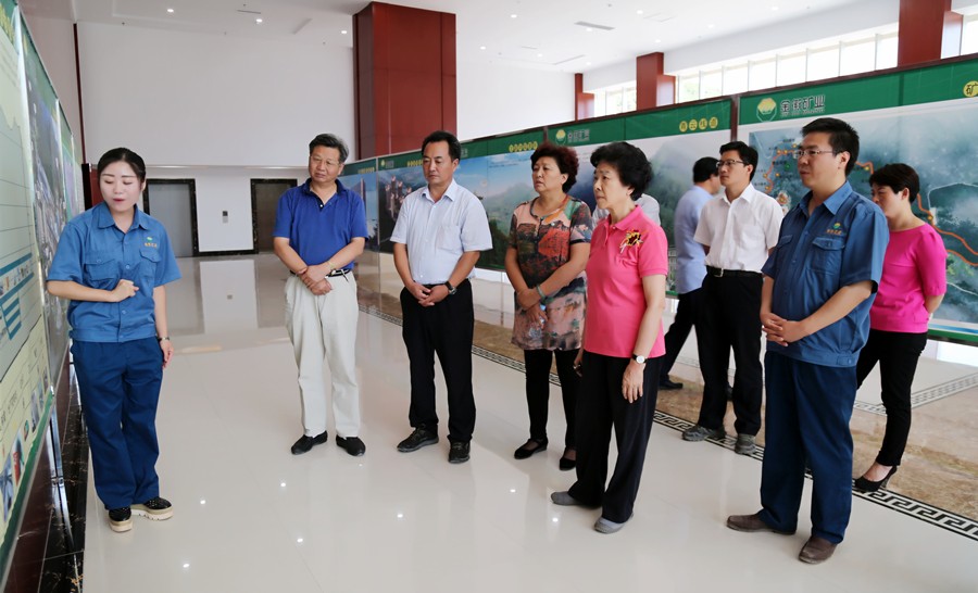 1-2015年8月，全國政協(xié)副主席、中國科學院院士王志珍一行蒞臨金徽股份調研。.jpg