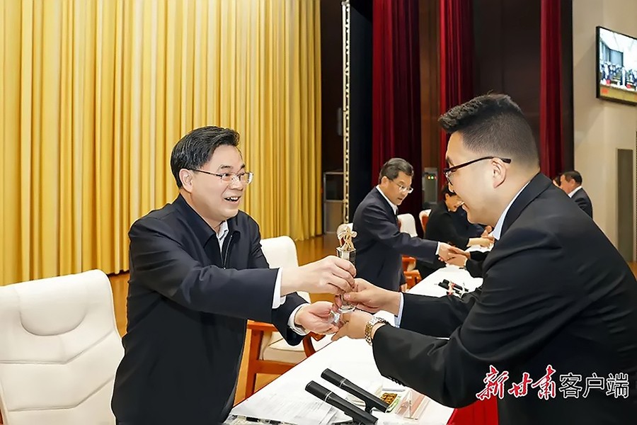 2-2023年5月，省委書記、省人大常委會主任胡昌升為金徽礦業(yè)旅游景區(qū)授“全省文化旅游發(fā)展突出貢獻集體獎”。.jpg
