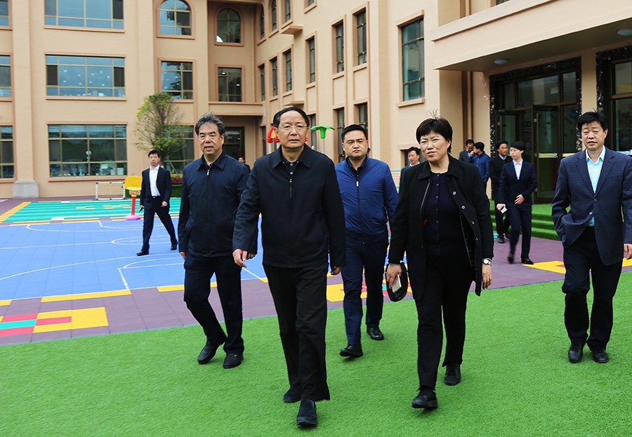 5-2018年4月，時任省政協(xié)主席、黨組書記歐陽堅蒞臨金徽企業(yè)視察。.jpg