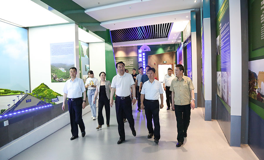 14-2021年6月，時任省委常委、省委統(tǒng)戰(zhàn)部部長馬廷禮蒞臨金徽股份調研。.jpg