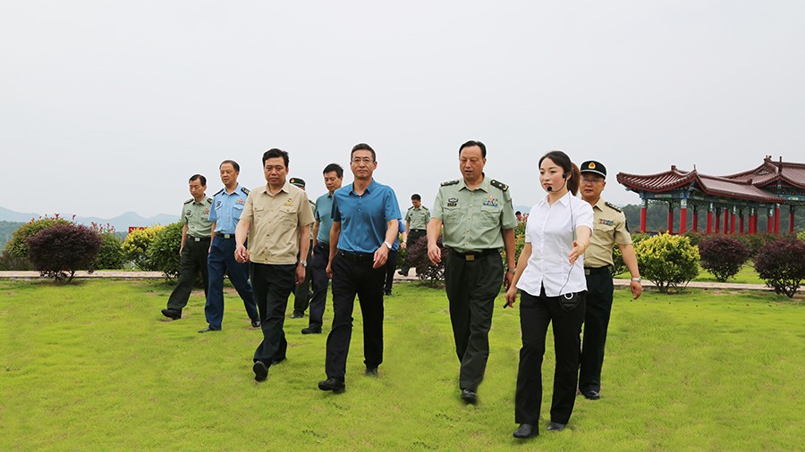 17-2020年7月，省委常委、省軍區(qū)司令員王文清蒞臨金徽股份調研企業(yè)編兵和綠色礦山建設工作是表示：金徽股份將民兵作為企業(yè)應急救援力量的一員，充分發(fā)揮了民兵作用，立起了在企業(yè)編兵的標桿。.jpg