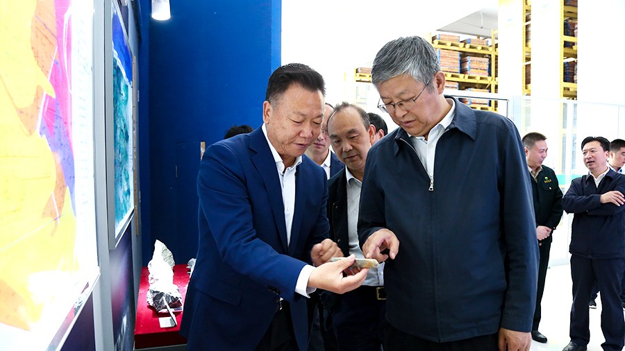 33-2021年5月，隴南市委書記張珂兵蒞臨礦區(qū)調研尾礦庫治理及綠色礦山建設情況。.jpg