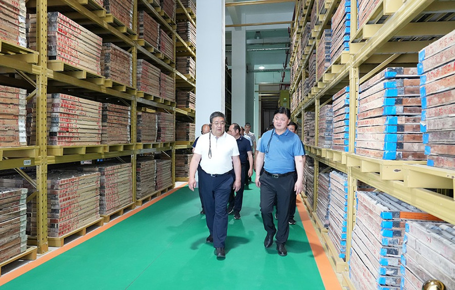 51-2022年6月，省農(nóng)業(yè)農(nóng)村廳一級巡視員朱寶瑩蒞臨金徽股份調研綠色礦山建設工作。.jpg