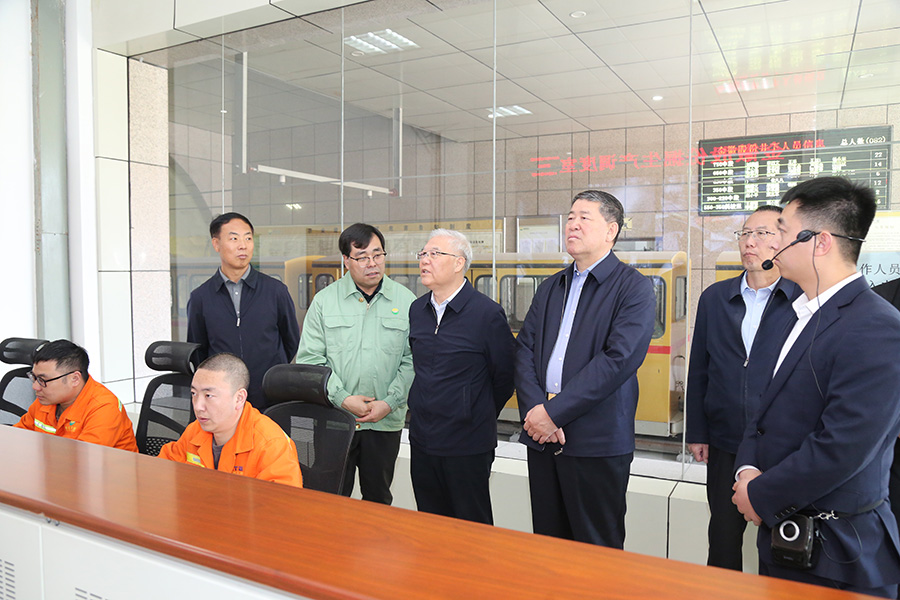 全國政協(xié)常委，省政協(xié)副主席，民進中央常委、甘肅省主委尚勛武調研金徽股份時強調，要加強科技創(chuàng)新與人才培養(yǎng)。-900.jpg
